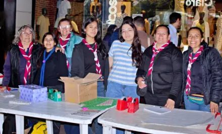 Scouts envuelven regalos en Junín para viajar al encuentro nacional