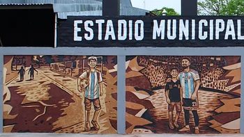 Un mural en Corrientes homenajea al Flaco López y a Messi