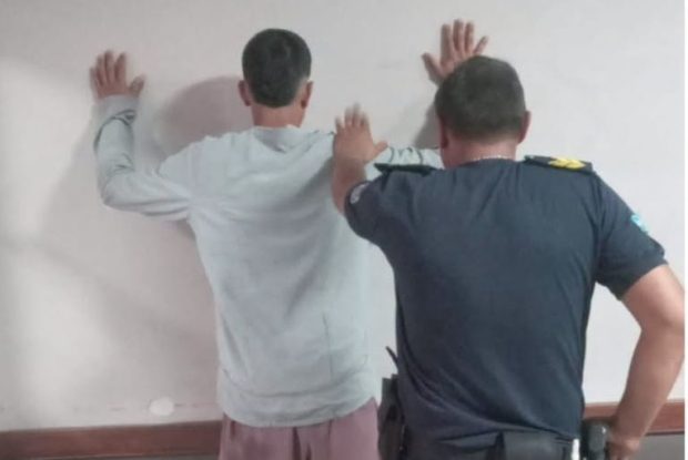 Ofrecía lavar autos y terminó detenido por romper una ventanilla