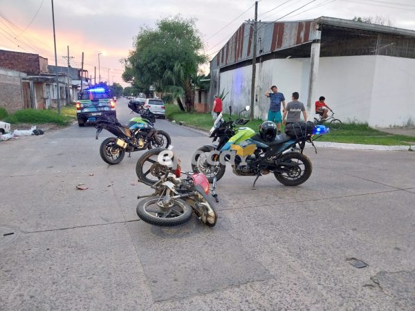 Moto chocó a un Uber y el conductor voló sobre el techo