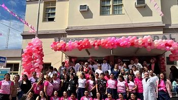 Jornada por el Día del Cáncer de Mama frente al Hospital Vidal
