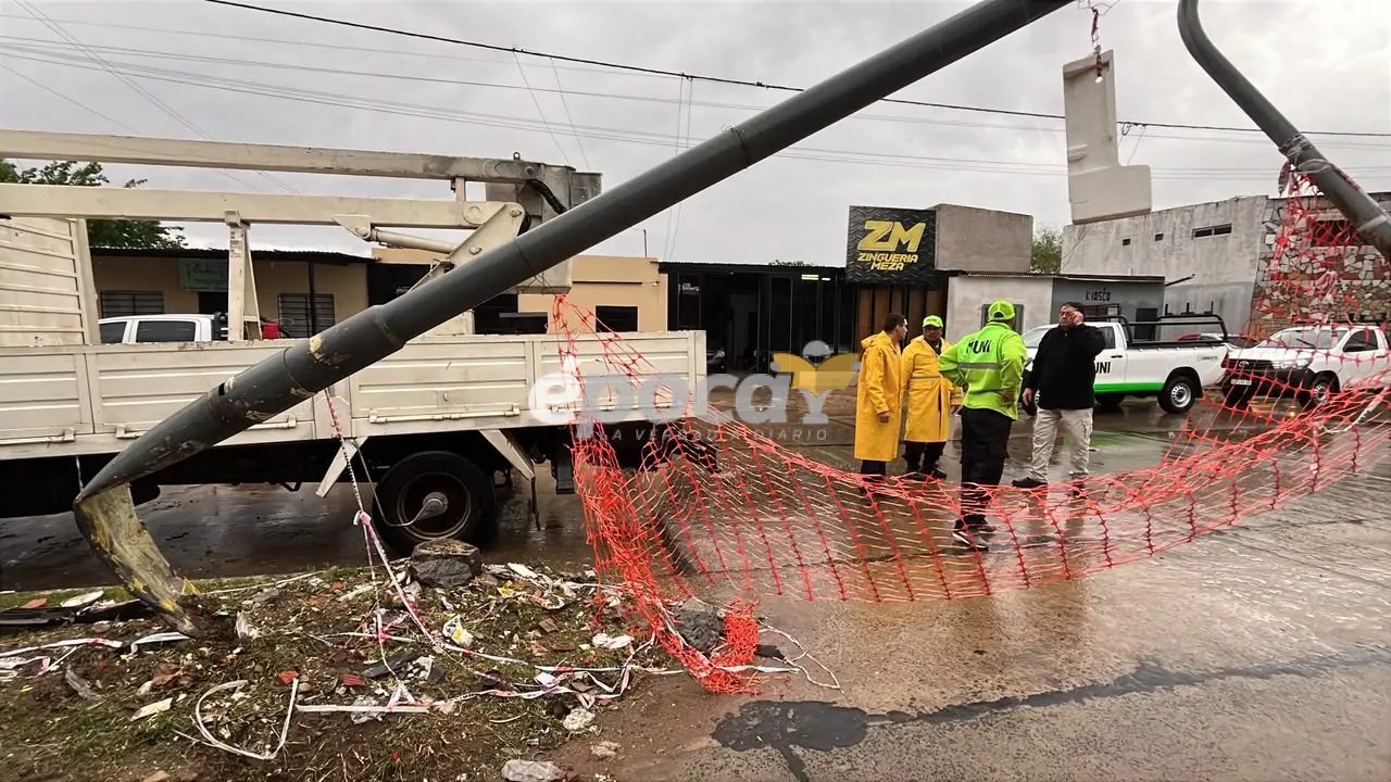 Un chico de 14 años manejaba un auto y chocó contra un poste en Corrientes