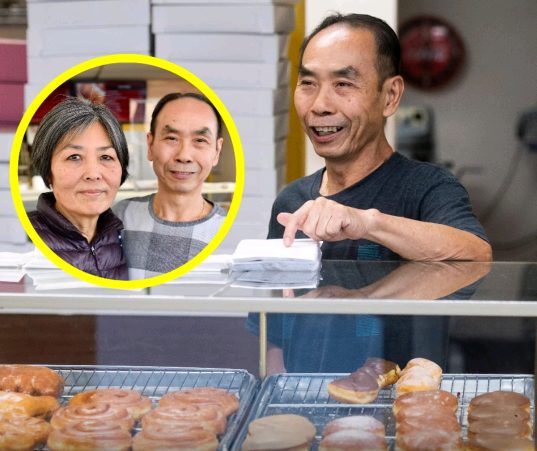 Vecinos compraron docenas de donas para que él visite a su esposa