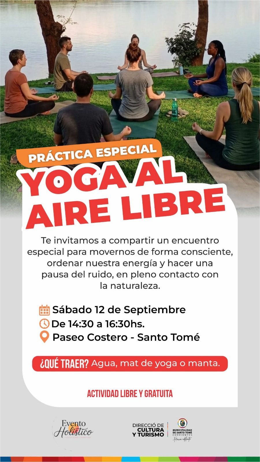 Clase de yoga gratuita al aire libre en el Paseo Costero