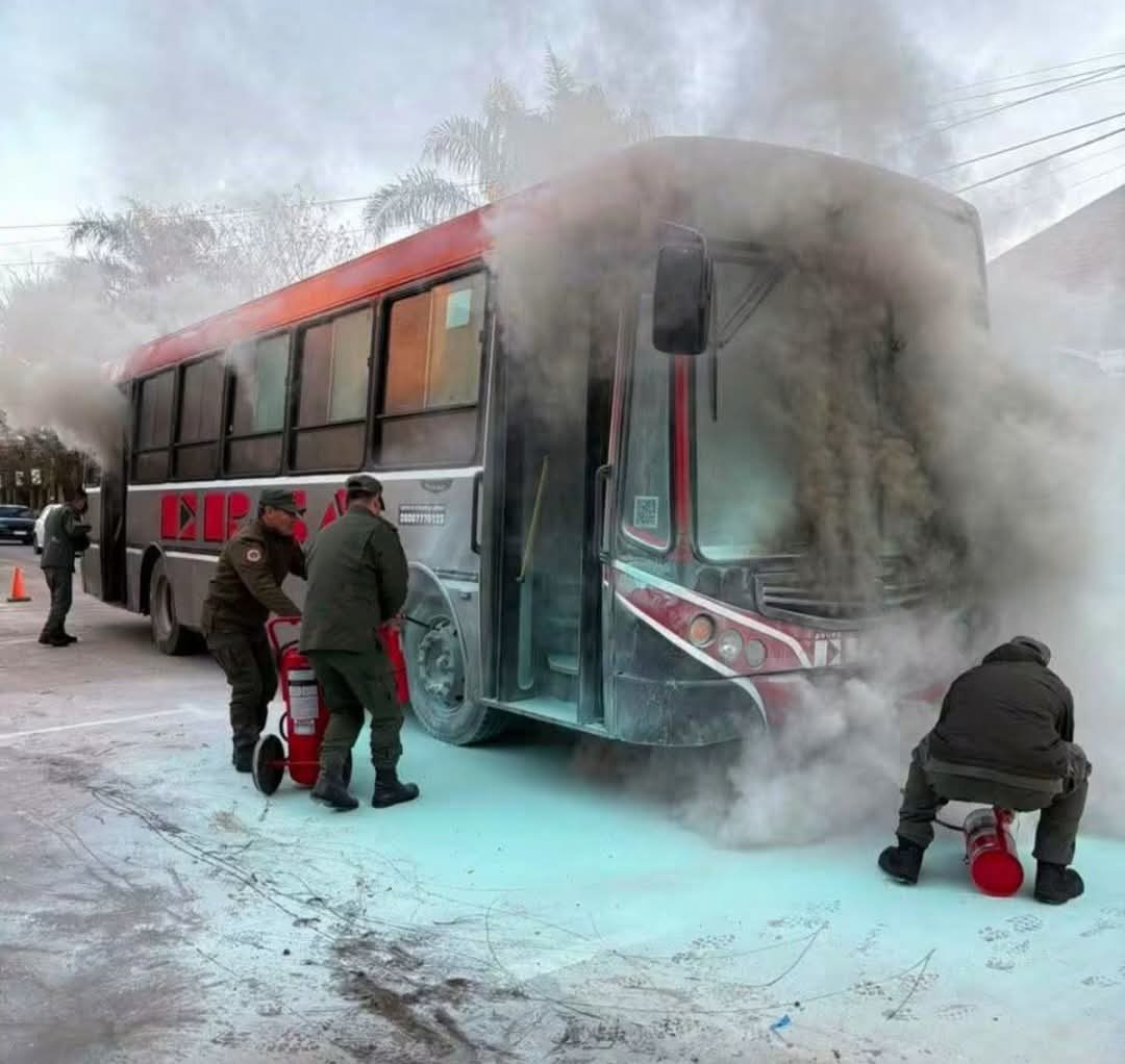 Un colectivo se incendió en pleno centro de Resistencia