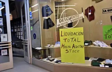 LAS ÚLTIMAS PRENDAS A LA VISTA DE LA TIENDA "LA ESTRELLA".