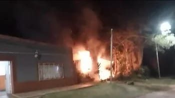 Incendio destruyó una casa y dos personas fueron asistidas en La Cruz