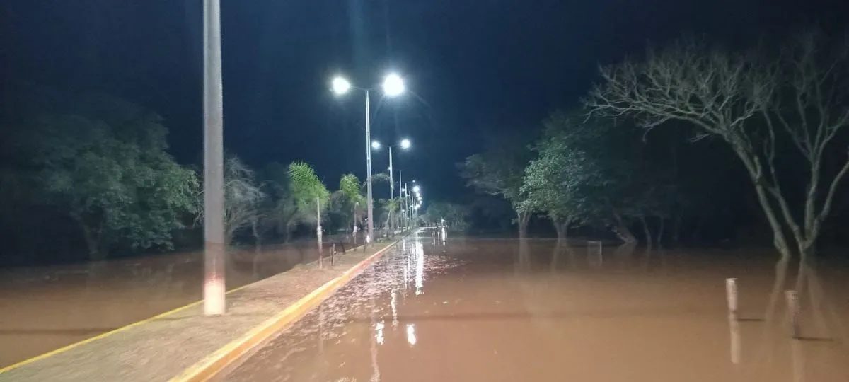 Crece el río Uruguay: dos familias se autoevacuaron en Santo Tomé
