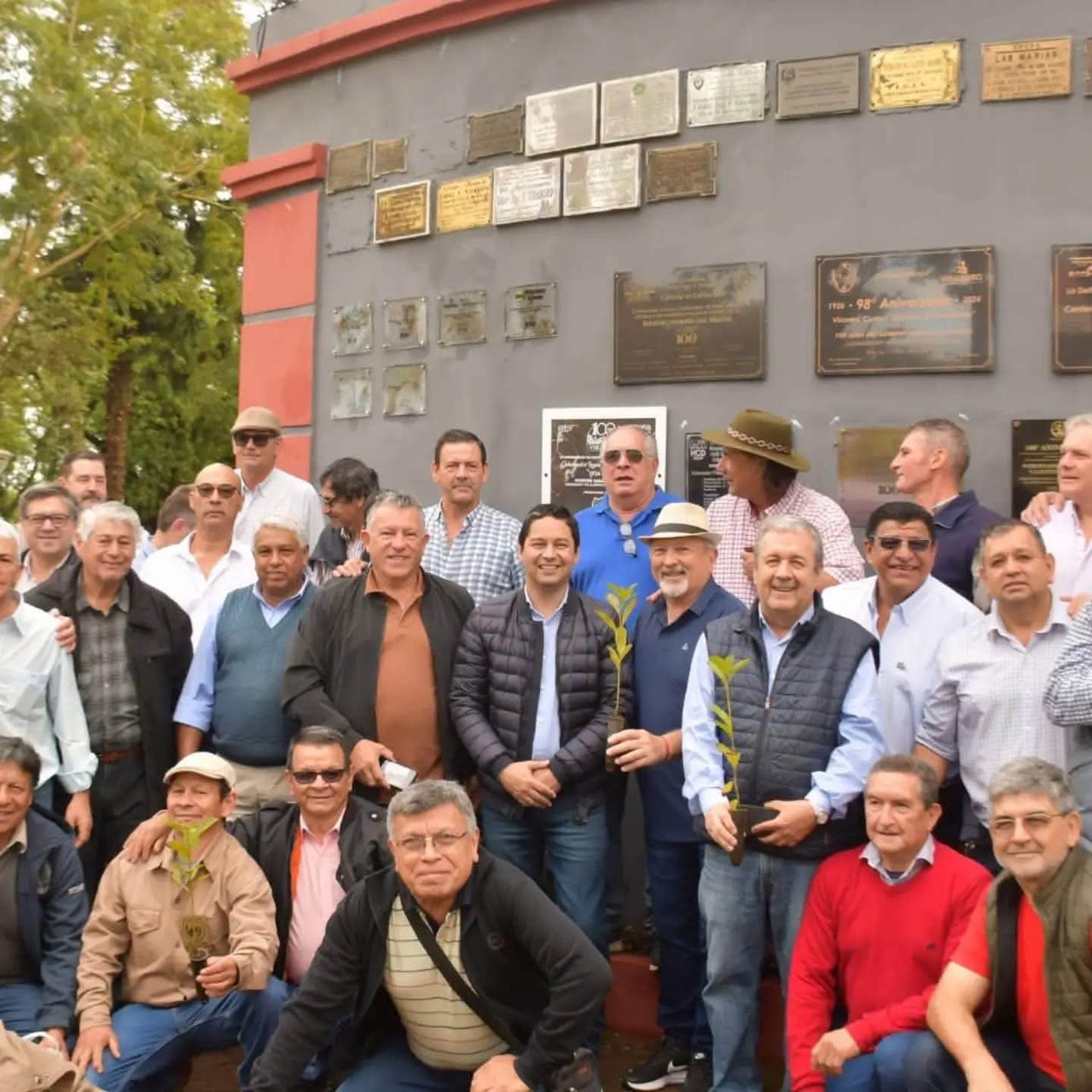 Egresados agrotécnicos descubrieron placa en Plaza Libertad