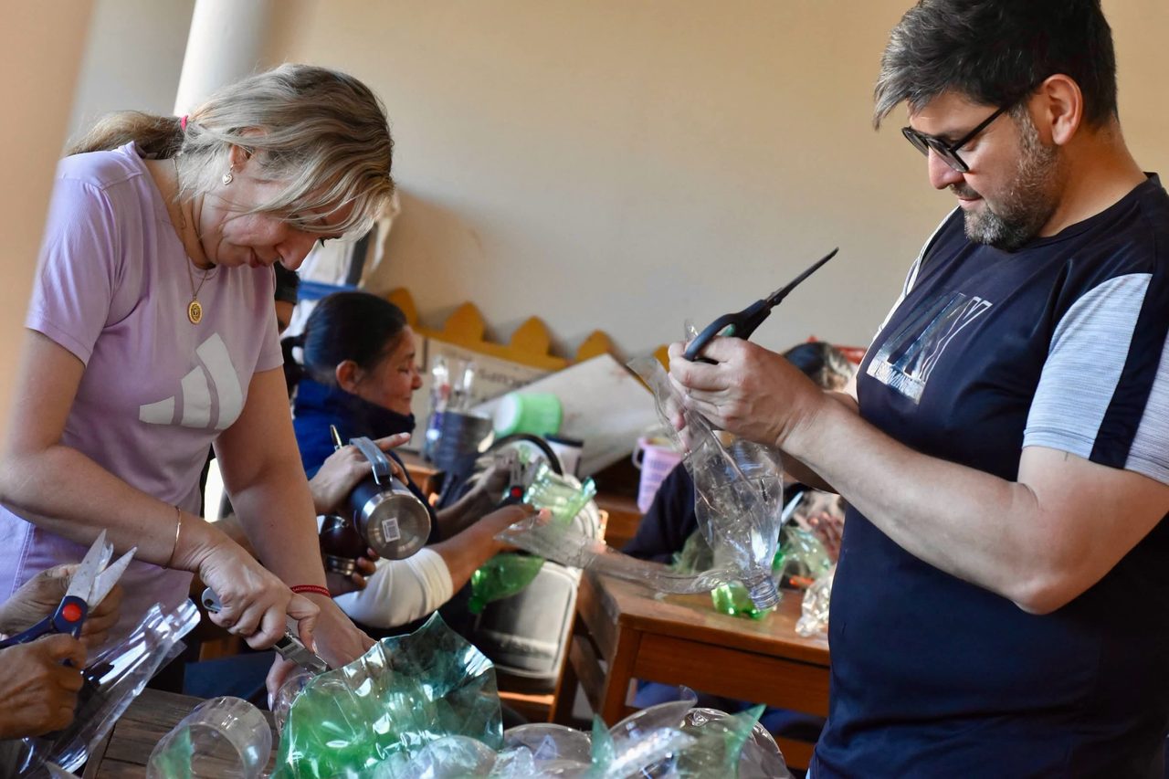 Santo Tomé decora sus espacios navideños con botellas recicladas