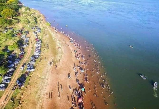 Algas invaden playa paraguaya frente a Ituzaingó por Yacyretá