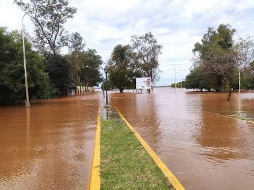El río Uruguay baja en Santo Tomé y Paso de los Libres, pero sigue en ascenso en Monte Caseros