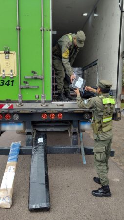Secuestran armas y mercadería de contrabando en Ruta 16