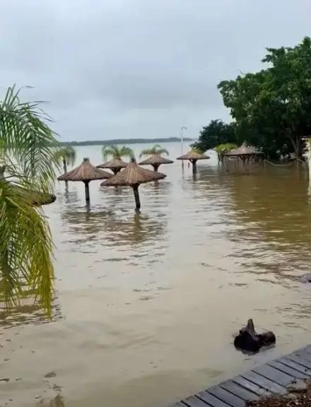 La creciente ya entra al parador y el pico de 5 metros no llegó