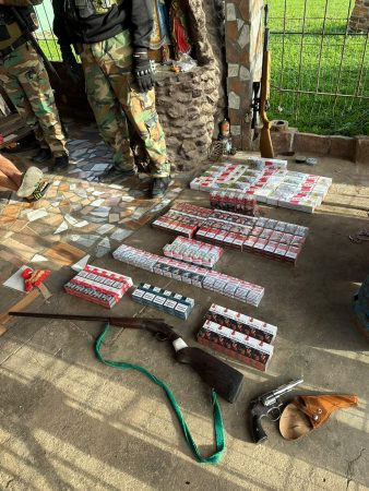 Allanamientos en San Cosme: secuestran cigarrillos y armas