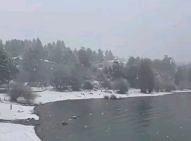 Bariloche amaneció cubierta de nieve junto al Nahuel Huapi