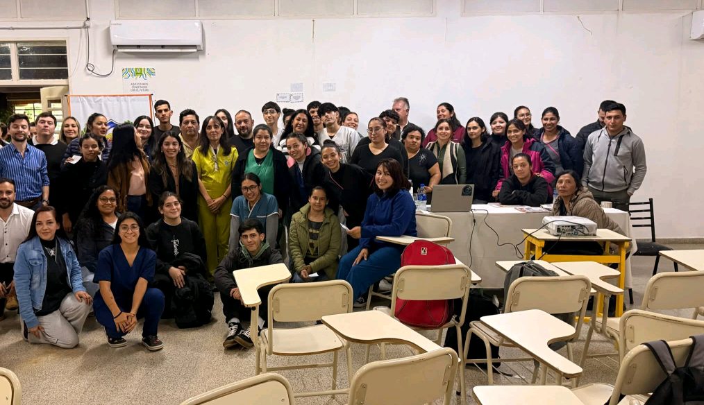 Charla sobre dengue en el Instituto de Formación Docente