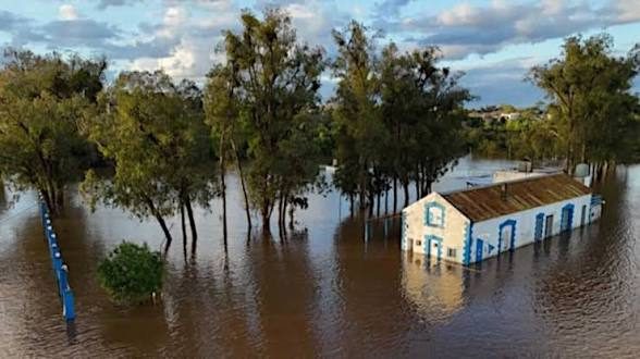 La crecida del Paraná ya obligó a evacuar a tres familias en Punta Taitalo
