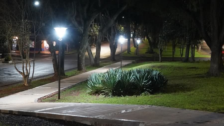 Apóstoles renovó veredas e iluminación en dos plazoletas
