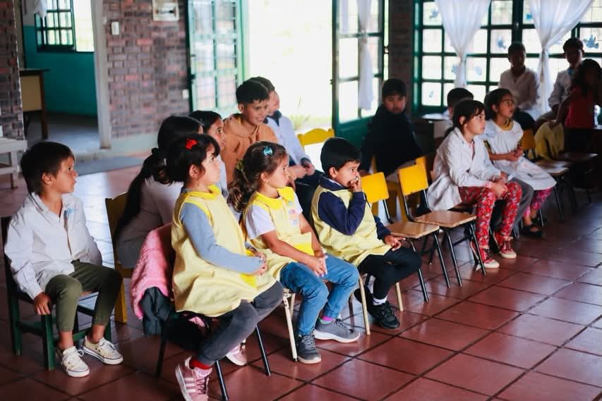 Una escuela de Puerto Hormiguero recibe una estantería hecha con su propio plástico