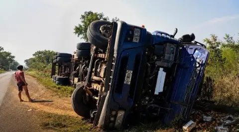Volcó un camión en Ruta 14 y la ambulancia no pudo llegar