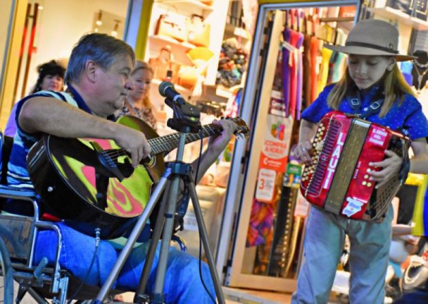 Lauti, el nene de 12 años que vende pan casero para viajar a Salta