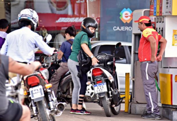 En Corrientes, casi nadie llena el tanque de una moto 110