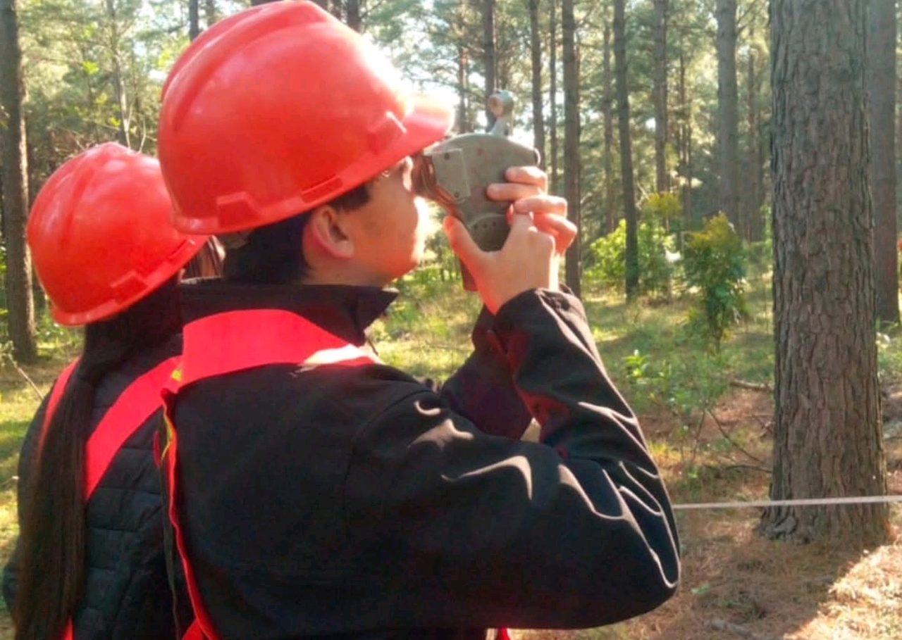 Alumnos de la TSIM miden árboles en pie en plantaciones de la zona