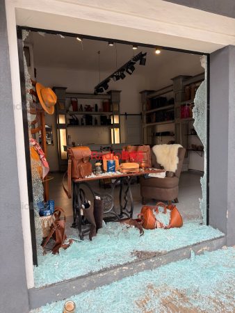 Piedrazo en una vidriera del microcentro: robaron en un local de mates