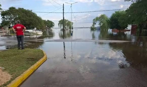 La crecida del Paraná ya cubre las zonas bajas del barrio Itatí
