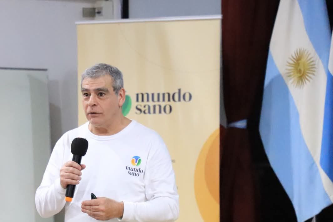 Charla sobre prevención del dengue en la Casa del Bicentenario