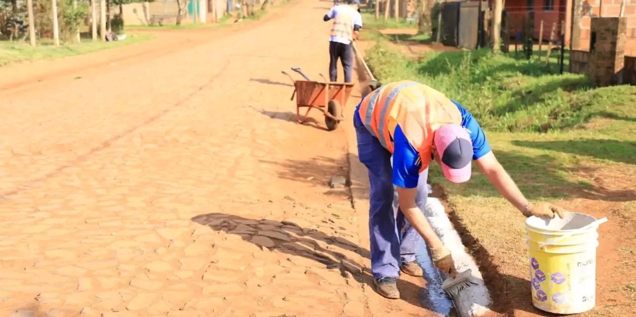 Trabajos de limpieza y pintura en calle Froilán Fernández