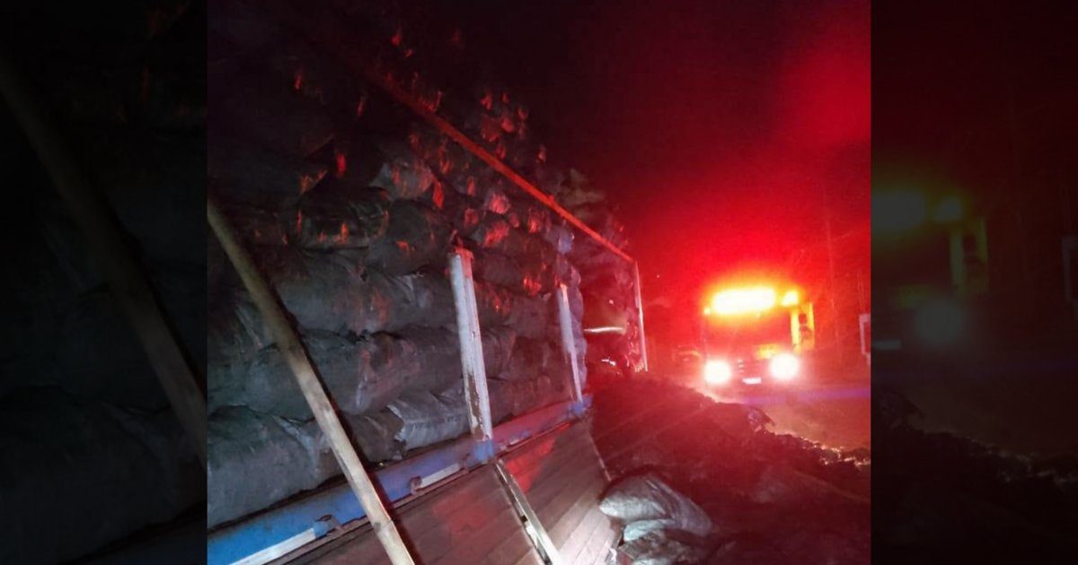 Corrientes: incendio en un camión cargado con carbón
