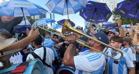 Hinchas argentinos preparan banderazo en Times Square
