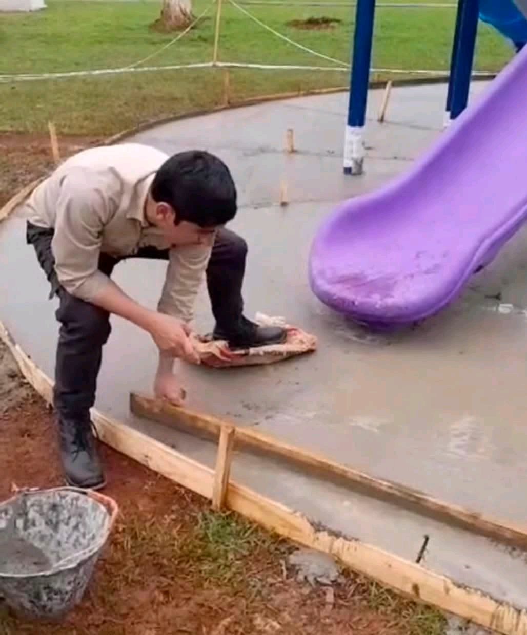 Garaví renueva su plaza con un nuevo juego infantil