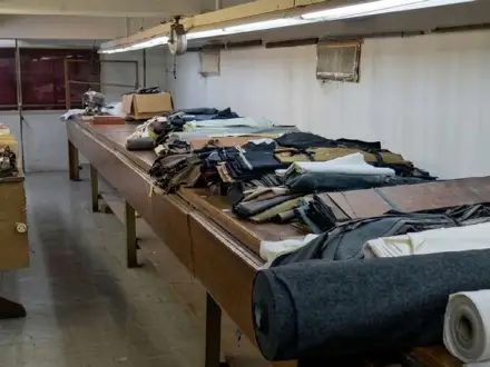 Remate en Florida: liquidan todo tras el cierre de una sastrería histórica
