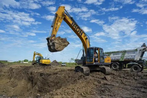 Corrientes refuerza un terraplén y alista albergues en Paso de la Patria