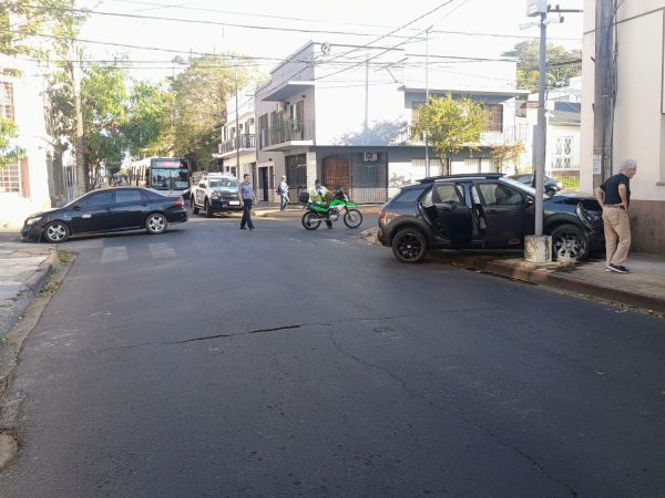 Chocan dos autos y uno termina contra una pared en Corrientes