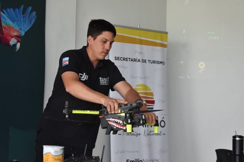 Capacitación en vuelo de drones en Ituzaingó