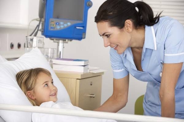Qué hace un auxiliar de enfermería, una labor clave en salud