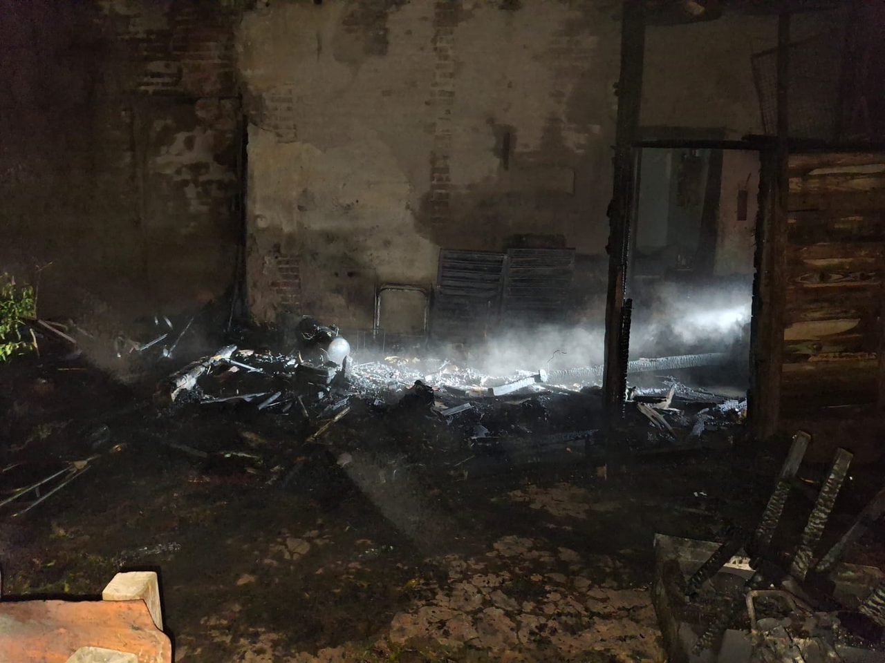 Incendio destruyó un depósito en una vivienda de Apóstoles