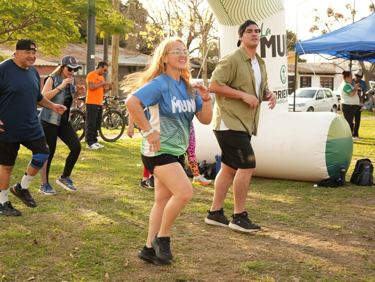 Zumba gratuita convocó vecinos en el Barrio 17 de Agosto