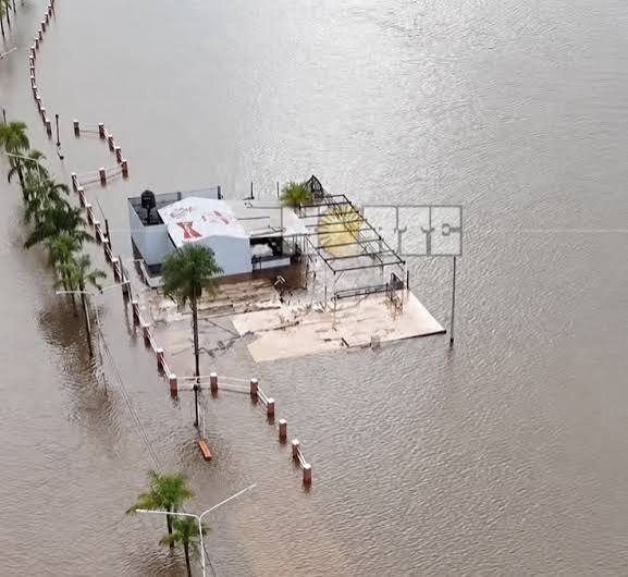 Creciente del Paraná: una familia de Galván vive sobre tarimas y pide ayuda