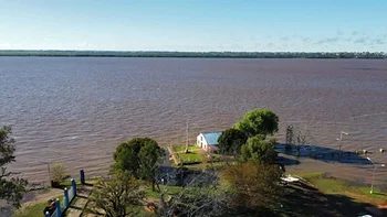El río Uruguay quedó a un centímetro de la evacuación en Paso de los Libres