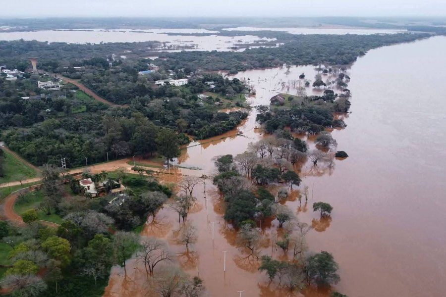 El Uruguay empieza a bajar en Santo Tomé, pero sigue el alerta