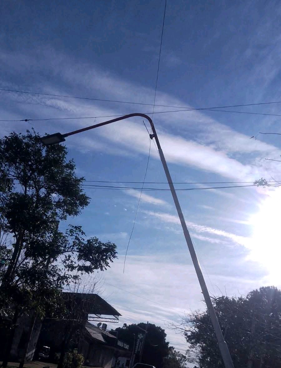 Ituzaingó: un poste inclinado genera alarma en el centro