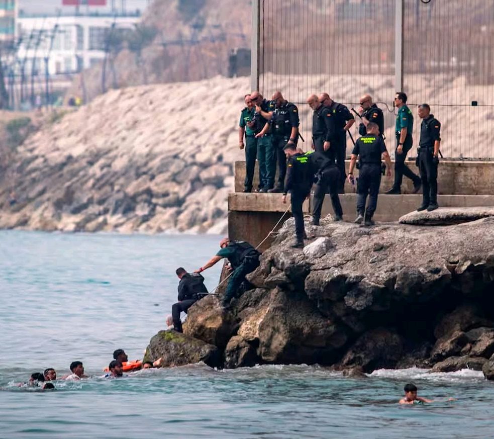 España manda al Ejército a Ceuta por la llegada masiva de migrantes