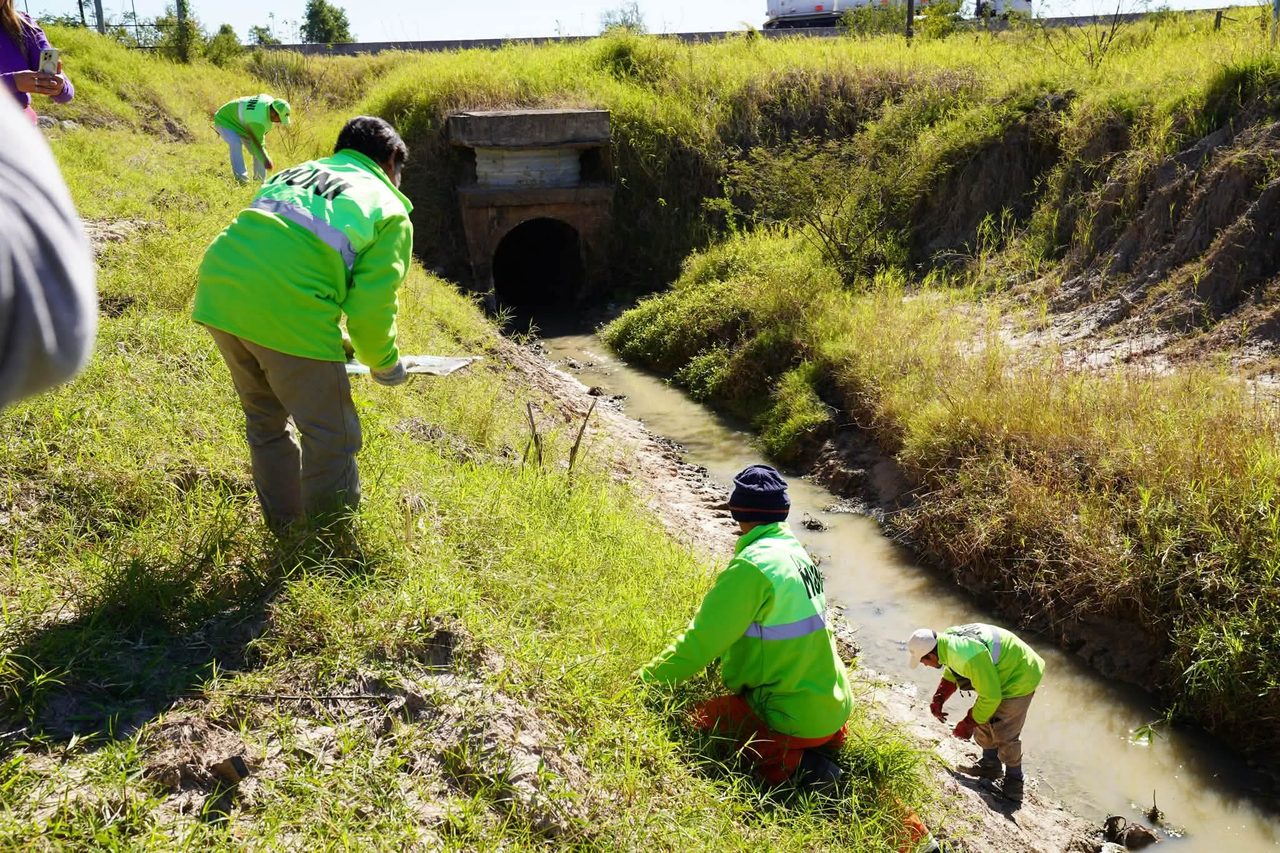 Un camión desobstructor mejora el desagüe pluvial en la ciudad