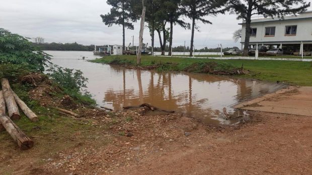Cierran un puerto de Corrientes por la creciente del río Uruguay