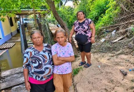 Barrio Galván: una familia vive sobre el agua y pide repelentes